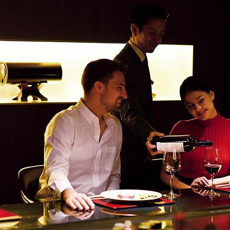The Gate Hotel Tokyo By Hulic Exteriér fotografie A butler serving wine at a restaurant
