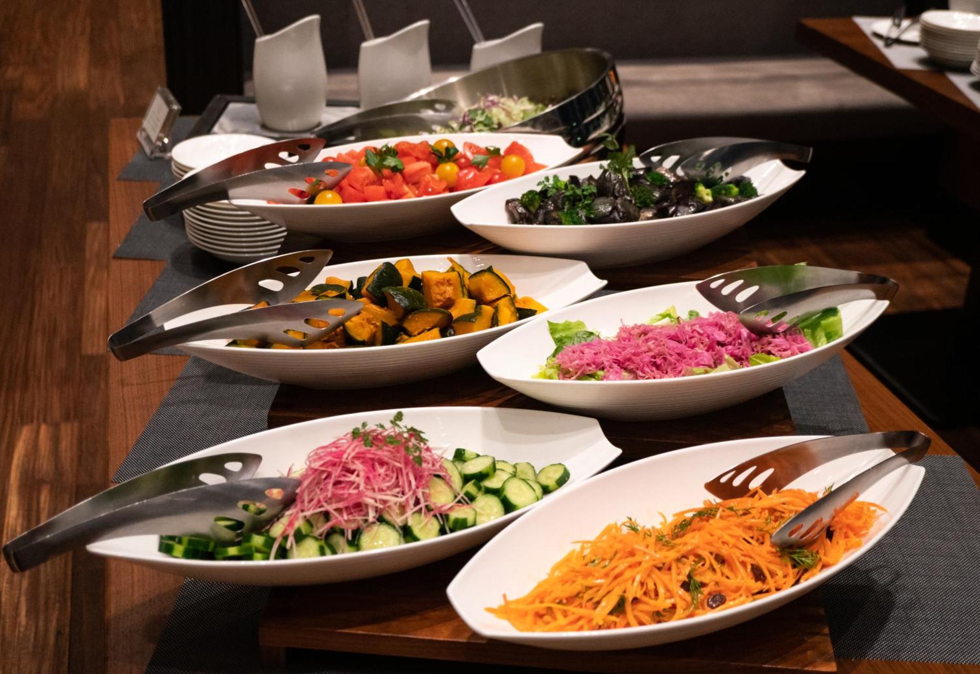 The Gate Hotel Tokyo By Hulic Exteriér fotografie A selection of salads