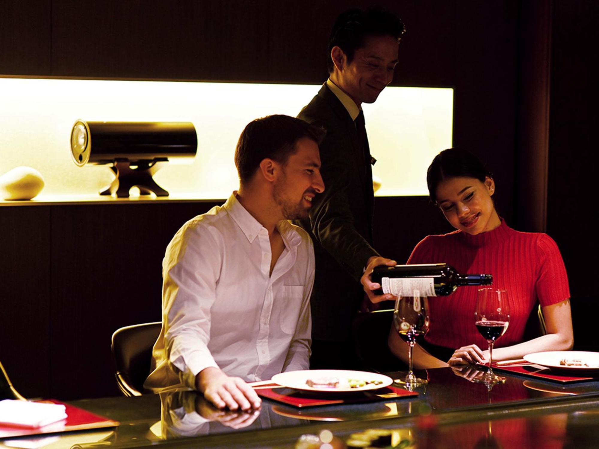 The Gate Hotel Tokyo By Hulic Exteriér fotografie A butler serving wine at a restaurant